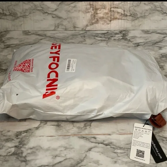 NWT Faux Leather Travel Bag - Picture 3 of 12